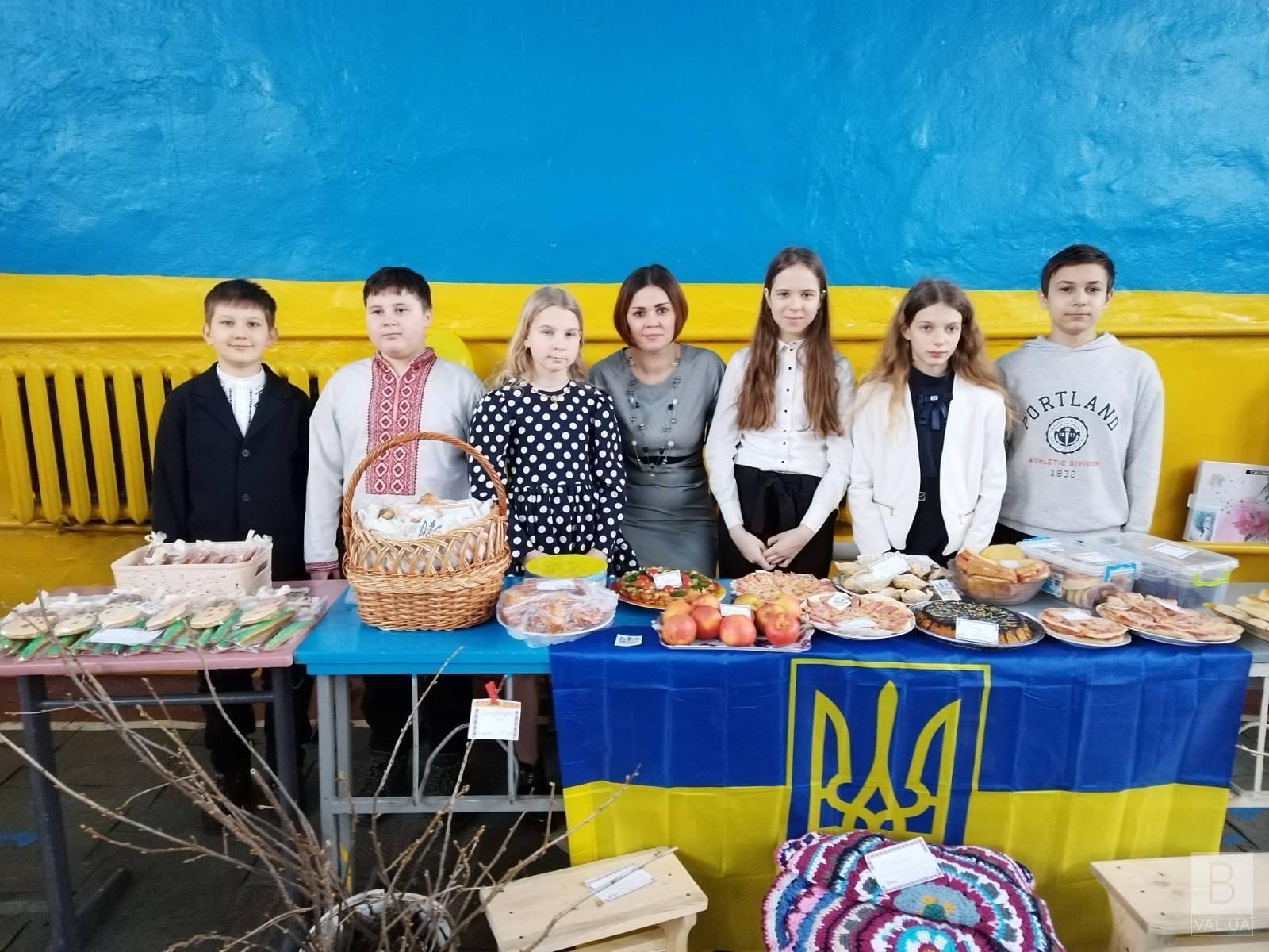 На Чернігівщині під час благодійної ярмарки в школі зібрали 52 000 гривень для ЗСУ