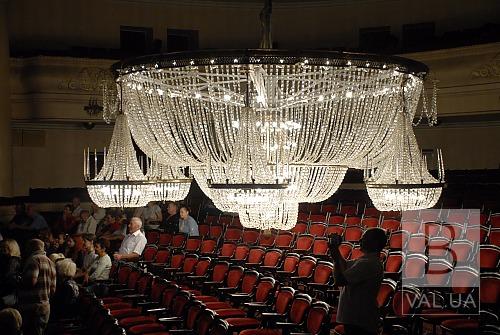 У Чернігові люстру в глядацький зал драмтеатру повернуть тільки після повної реставрації будівлі