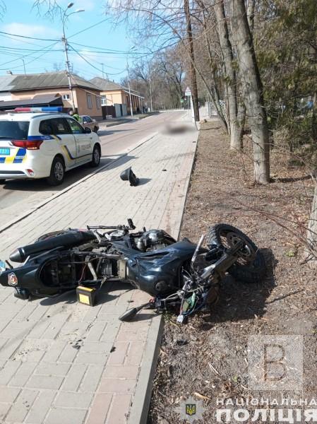 У Ніжині поліція шукає свідків смертельної ДТП, в якій загинув мотоцикліст