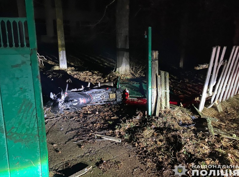 Врізався в огорожу з металевими воротами: на Новгород-Сіверщині загинув мотоцикліст
