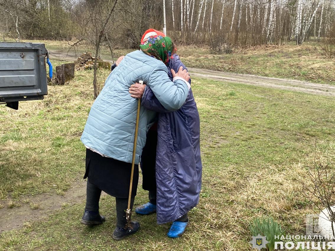 «Терпіла до останнього»: поліцейські евакуювали пенсіонерку з прикордонного села на Чернігівщині. ФОТО