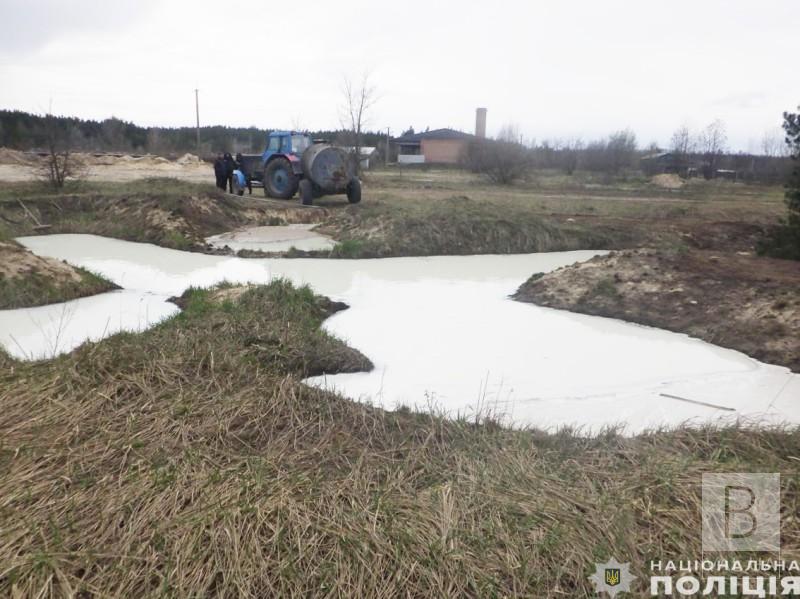 Зливав трактором у поле рідину невідомого походження: поліція розслідує факт забруднення земель на Сновщині
