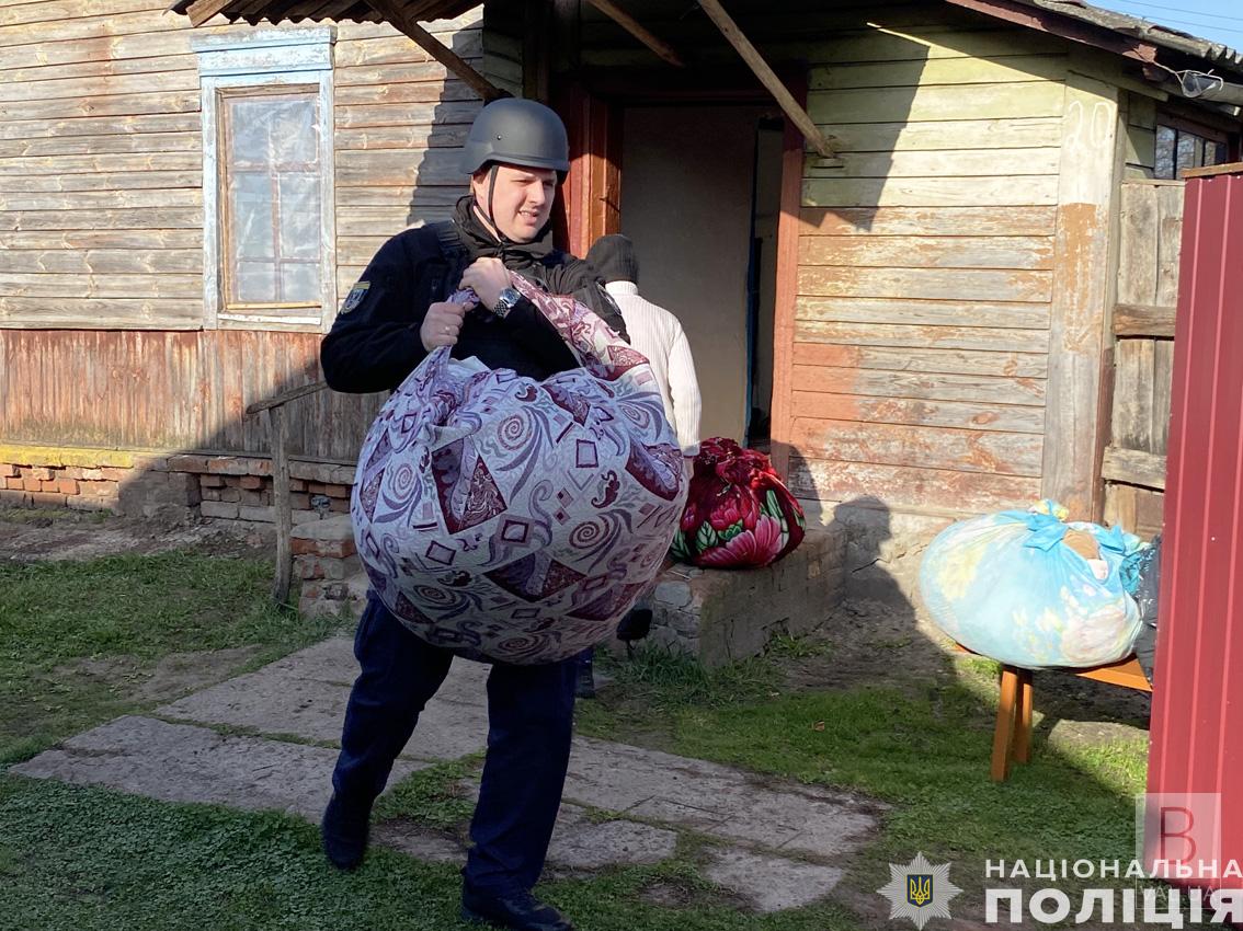 «Дивом не згоріла разом з хатою»: на Чернігівщині поліцейські евакуювали пенсіонерку з прикордонного села