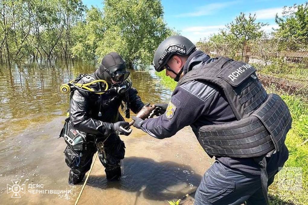 Біля Чернігова сапери-водолази обстежили озеро: що знайшли. ФОТО