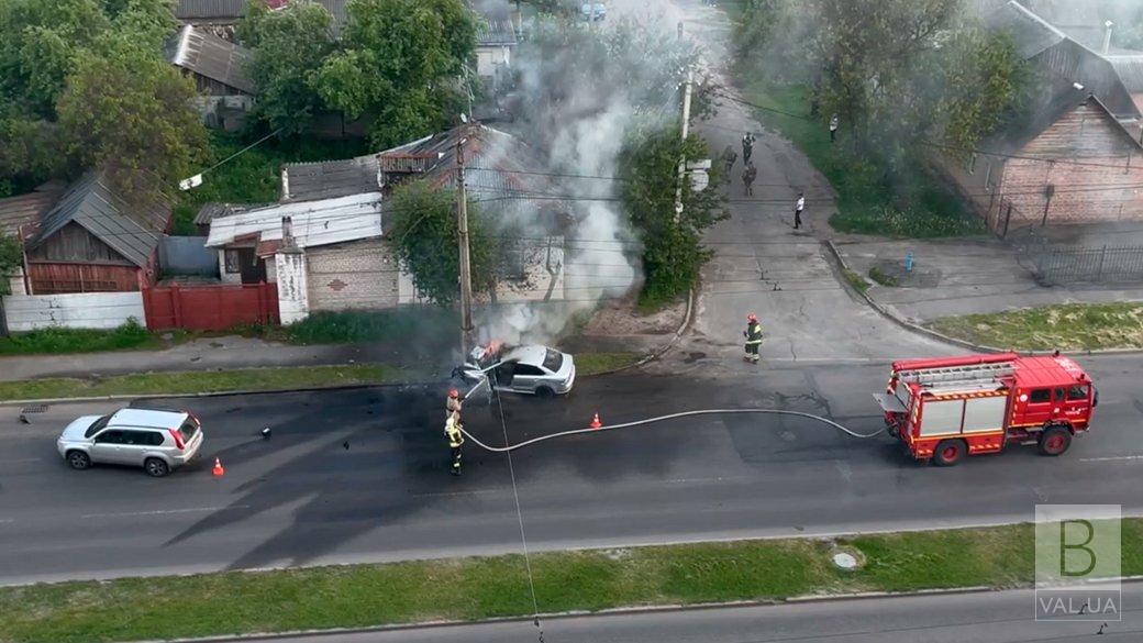 У Чернігові біля «Електрону» легковик врізався в стовп та загорівся: є постраждалі