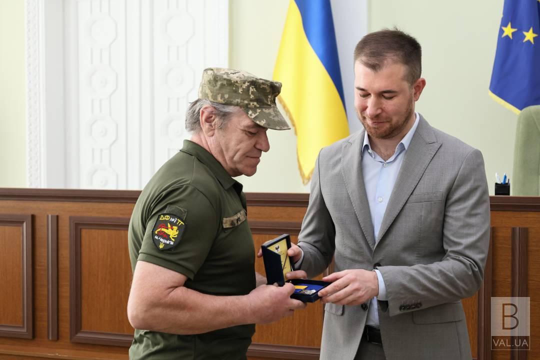 Медалі «За оборону Чернігова» отримали родини загиблих воїнів та ті, хто й нині продовжує боронити Україну
