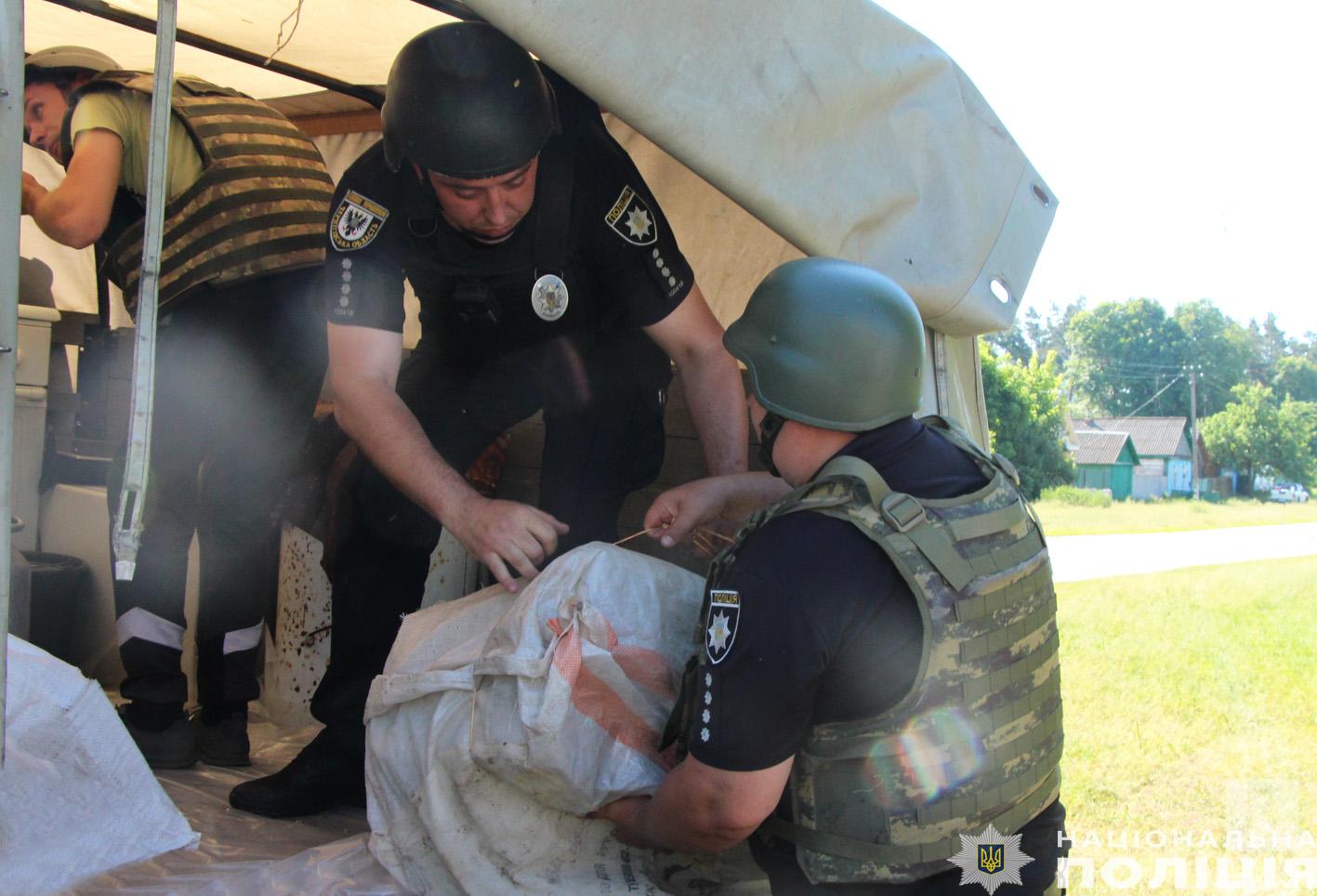 «Зрозуміли, що далі тягти не можна, треба їхати»: поліцейські допомогли евакуюватися родині з прикордонного Костобоброва