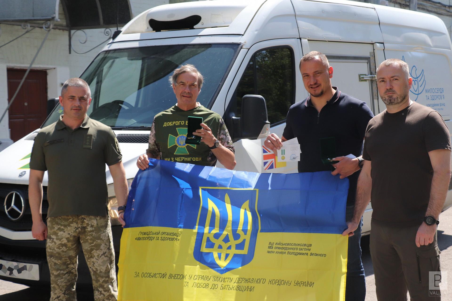 Прикордонникам передали авто та медичний вантаж від британських благодійників