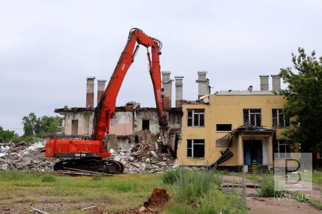 У Чернігові почали демонтаж шкіл №18 та №21, які були зруйновані російським авіаударом. ФОТО