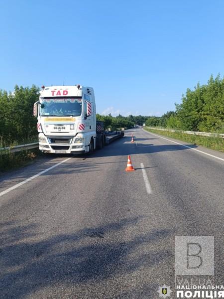 У Батурині чоловік загинув під колесами вантажівки