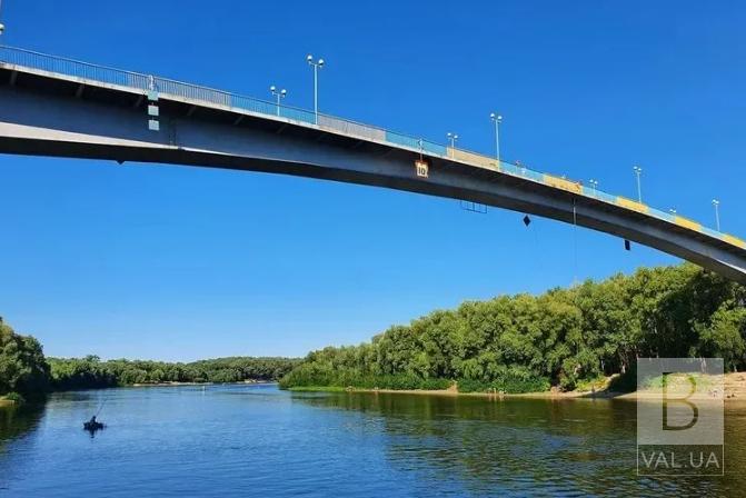 У Чернігові чоловік стрибнув з пішохідного мосту