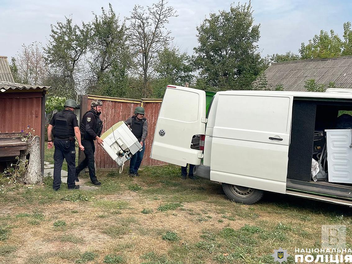 Поліцейські допомогли подружжю пенсіонерів евакуюватися з прикордонного села на Чернігівщині. ФОТО