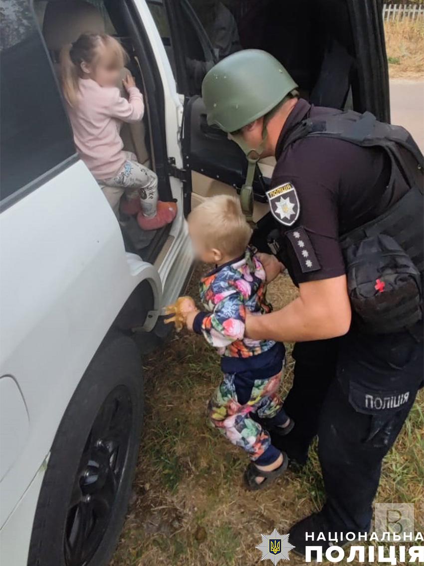 З прикордонного села на Чернігівщині евакуювали багатодітну родину. ФОТО