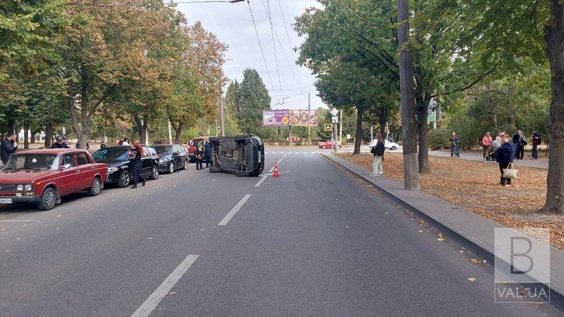 Стало зле за кермом: у Чернігові в ДТП перекинулась автівка, за кермом якої була вагітна жінка