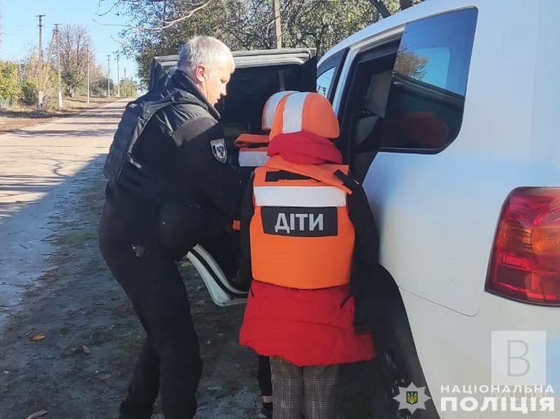 З прикордонного села на Чернігівщині евакуювали жінку з трьома неповнолітніми дітьми