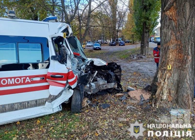 У Ніжині на перехресті зіткнулися «швидка» та «БМВ»: троє людей травмовані