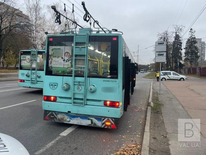 Поліція шукає свідків ДТП, в якій 82-річний чоловік потрапив під колеса тролейбуса