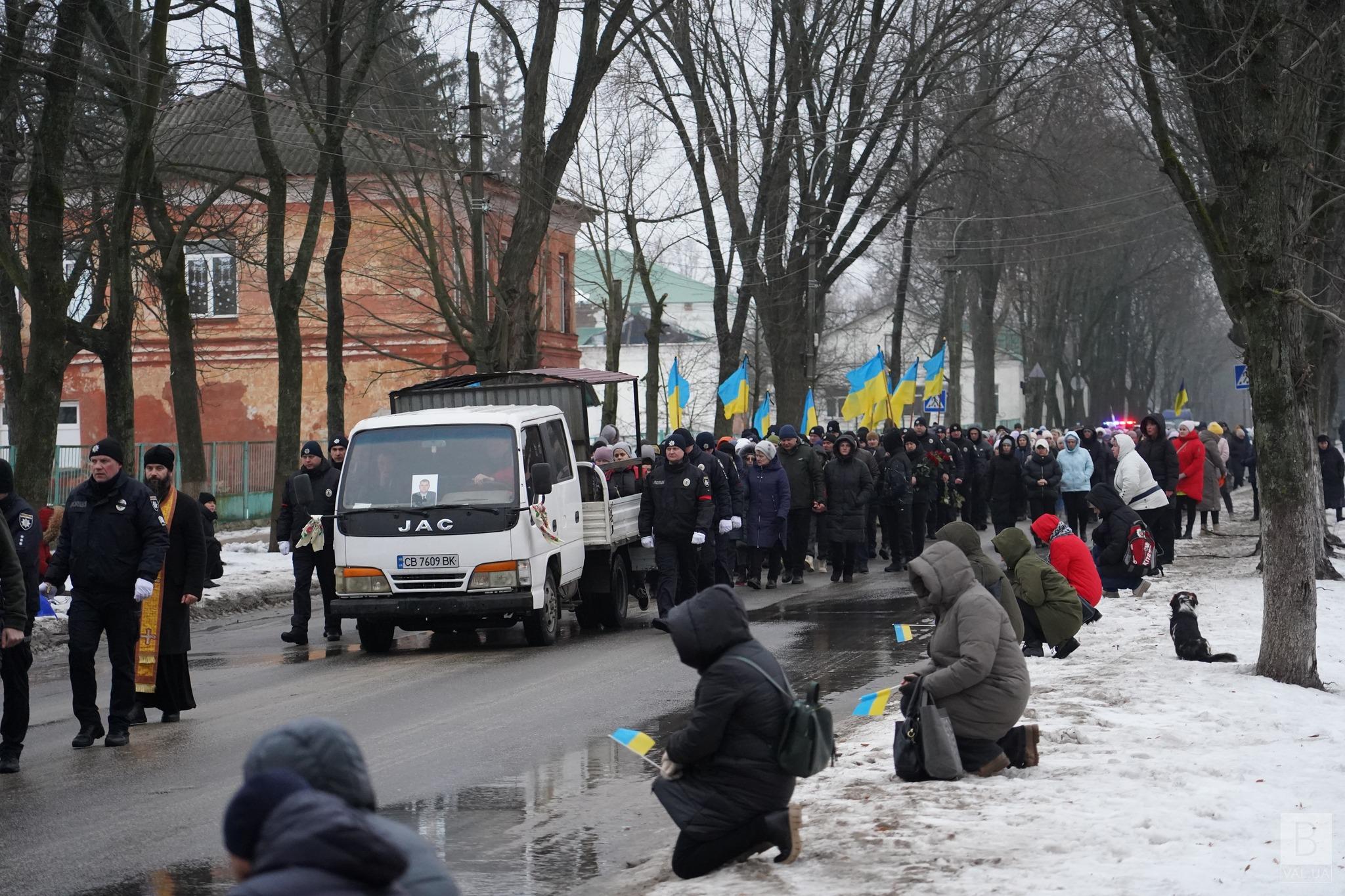 У Новгороді-Сіверському попрощалися з майором поліції, який помер внаслідок поранень після атаки дроном. ФОТО