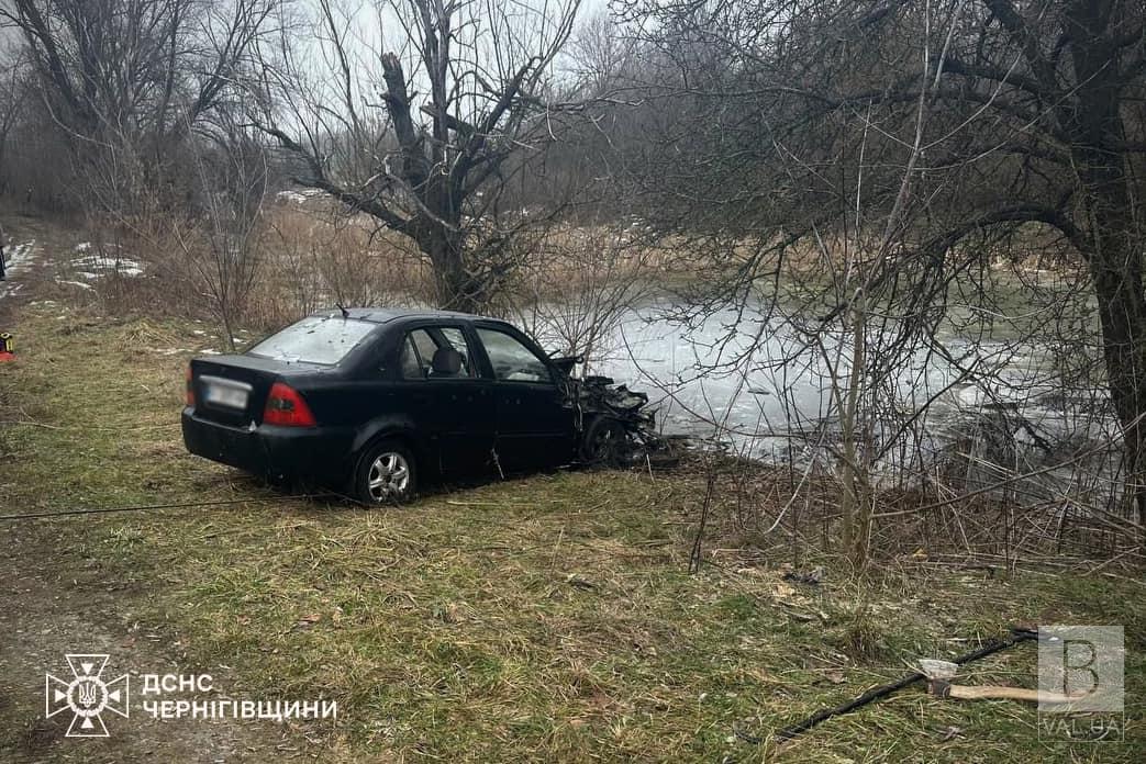 У Чернігівському районі водолази знайшли автівку «Geely» у водоймі. ФОТО