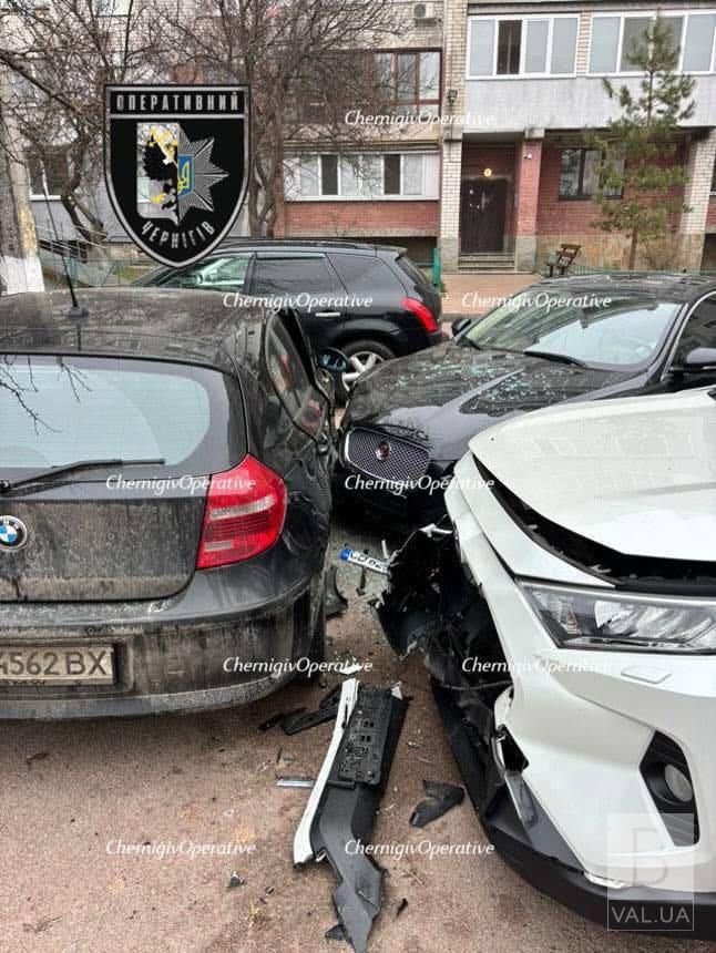 У Чернігові водій за кермом «Jaguar» втратив свідомість та в’їхав в припарковані авто