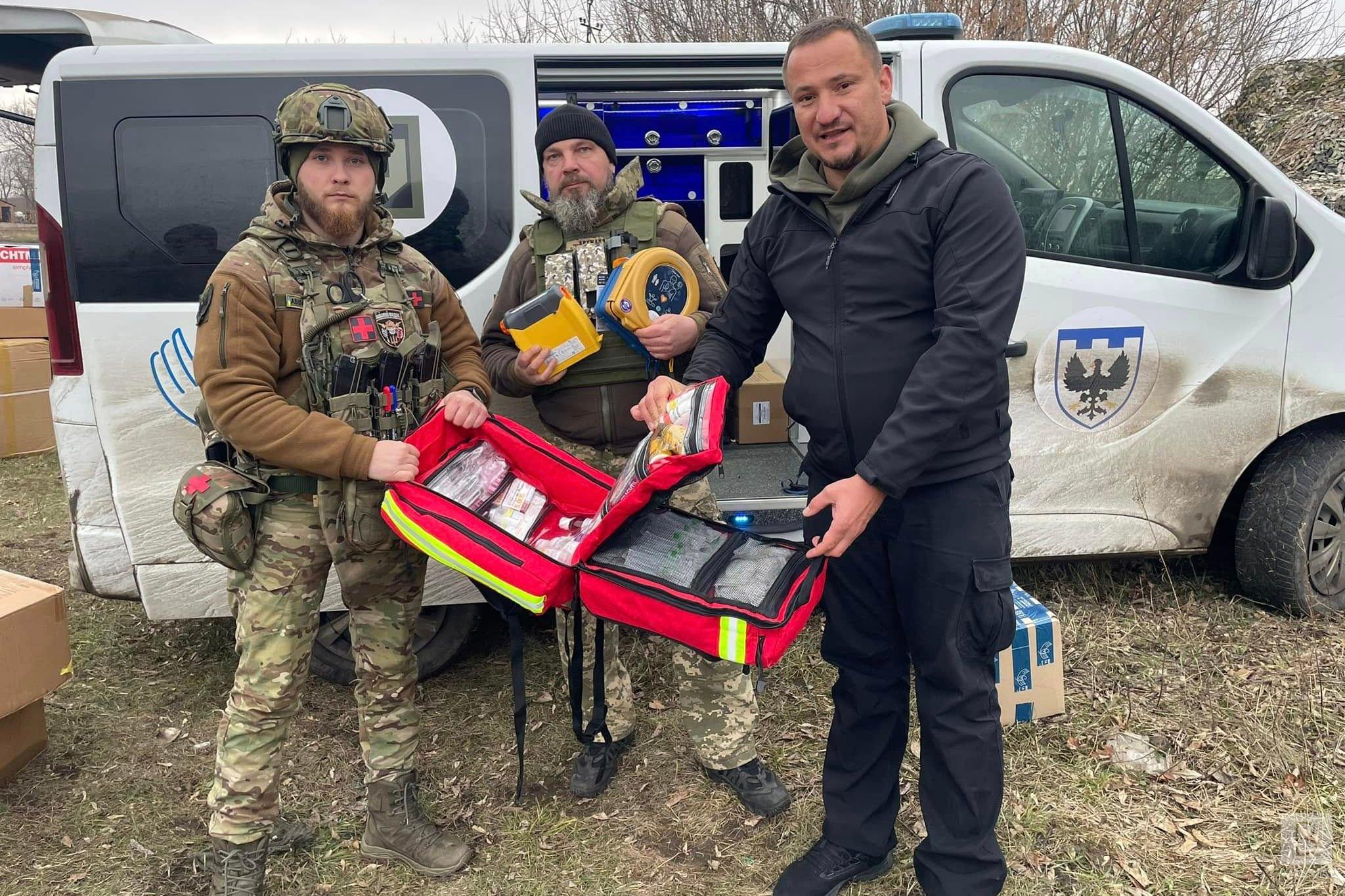 Захисникам з Чернігівщини доставили реанімобіль, зарядні станції, генератори і старлінки на Донеччину