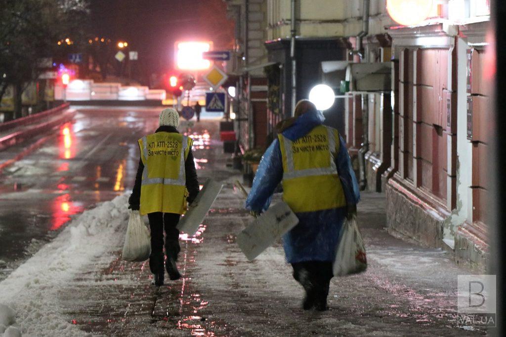 Ожеледицю у Чернігові ліквідовували понад 300 комунальників