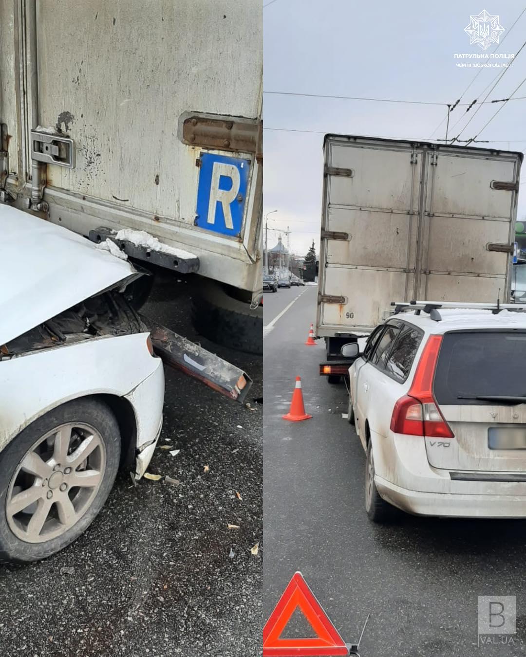 П’яний та без прав: у Чернігові водій «Volvo» в’їхав в «Mercedes-Benz»