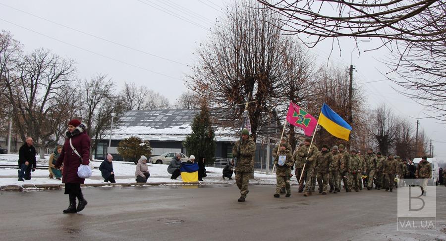 У Сновську навколішках провели в останню путь загиблого прикордонника. ФОТО