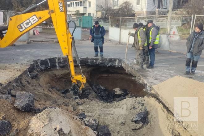 Під дорогою утворилася порожнина розміром 4 на 8 метрів: у водоканалі розповіли причину аварії на водогоні у Чернігові