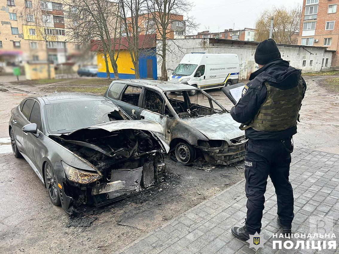 На Чернігівщині затримали чоловіка, підозрюваного в підпалі кількох авто. ФОТО