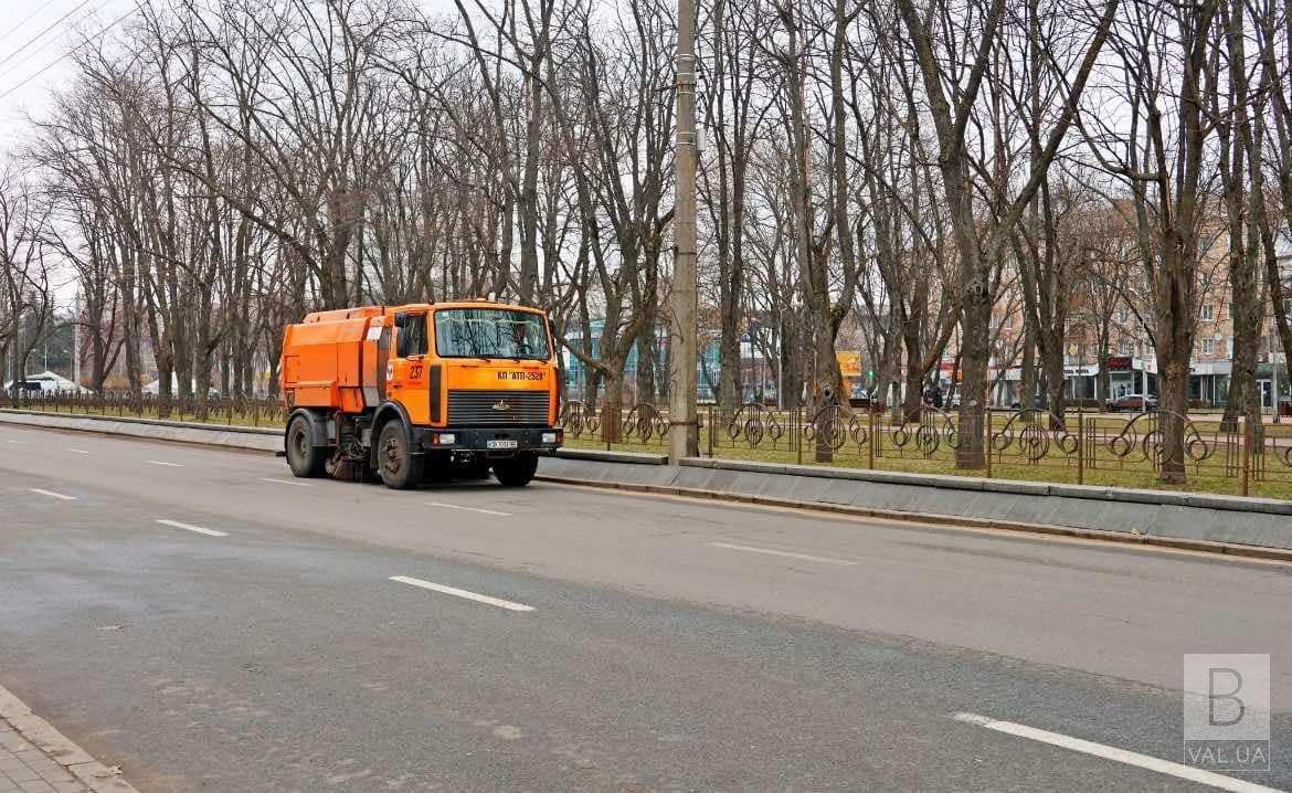 На центральних вулицях Чернігова триває прибирання. ФОТОфакт