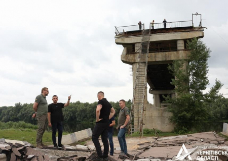На Чернігівщині незабаром розпочнуть розбір завалів 310-метрового мосту через Десну біля Сосниці. ФОТО