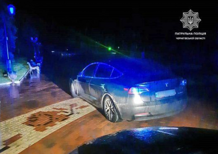 У Чернігові 21-річний водій за кермом Tesla ледь не збив пішоходів в центрі міста