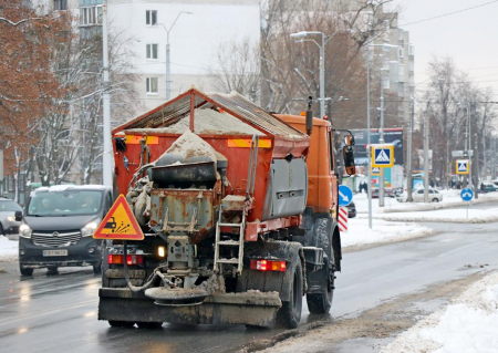 У Чернігові – ожеледиця: комунальники посипають дороги
