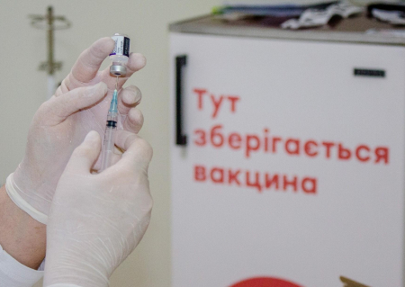 Жодна не зіпсувалася: на Чернігівщині попри перебої з електрикою вакцини зберігаються належним чином