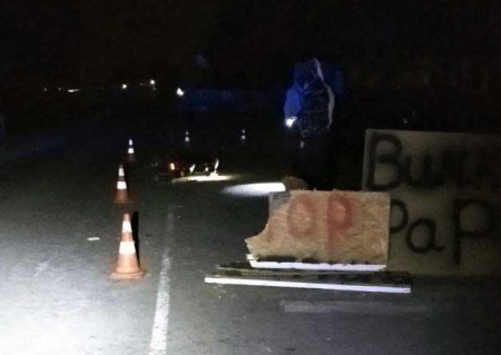 На Чернігівщині автівка в'їхала в бетонну плиту блокпосту: пасажир загинув, водій у лікарні
