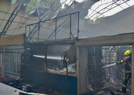 У Чернігові 27 рятувальників гасили пожежу на території ринку «Нива». ФОТО