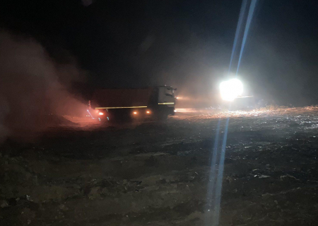 Підпалили траву: невідомі влаштували пожежу на сміттєзвалищі у Чернігові. ФОТО