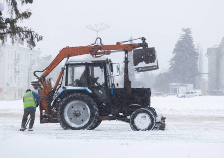 У Чернігові вранці сніг прибирають 376 комунальників та 44 спецмашини. ФОТО