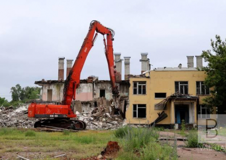 У Чернігові почали демонтаж шкіл №18 та №21, які були зруйновані російським авіаударом. ФОТО