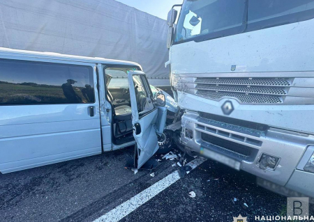 На Чернігівщині зіткнулися мікроавтобус та вантажівка: травмувалися двоє людей. ФОТО