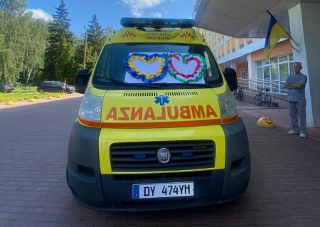 Обласна дитяча лікарня у Чернігові отримала авто швидкої допомоги від благодійників