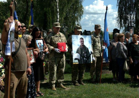 Військовий літак у небі та живий коридор: у Мені попрощалися з пілотом Олександром Мигулею ВІДЕО