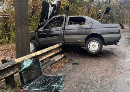 У Чернігові водій з ознаками сп’яніння та без прав врізався у відбійник