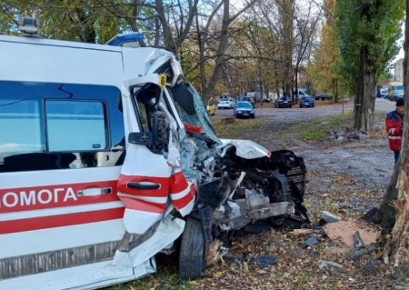 У Ніжині на перехресті зіткнулися «швидка» та «БМВ»: троє людей травмовані