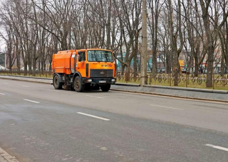 На центральних вулицях Чернігова триває прибирання. ФОТОфакт